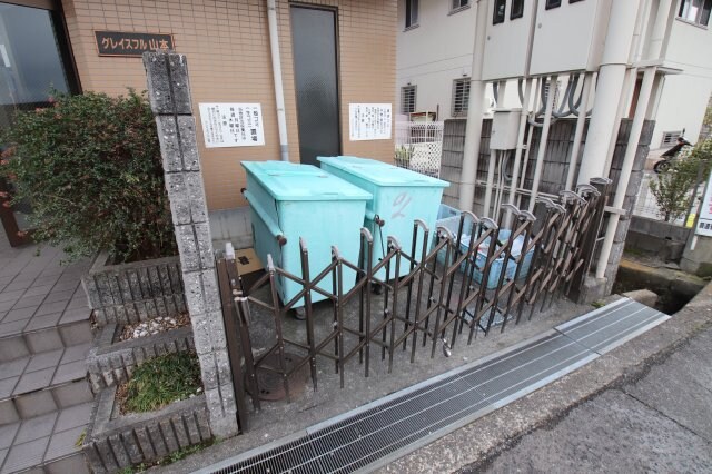 物件内観写真5　(敷地内ゴミ置き場)