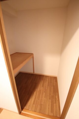 物件内観写真9　(玄関収納)