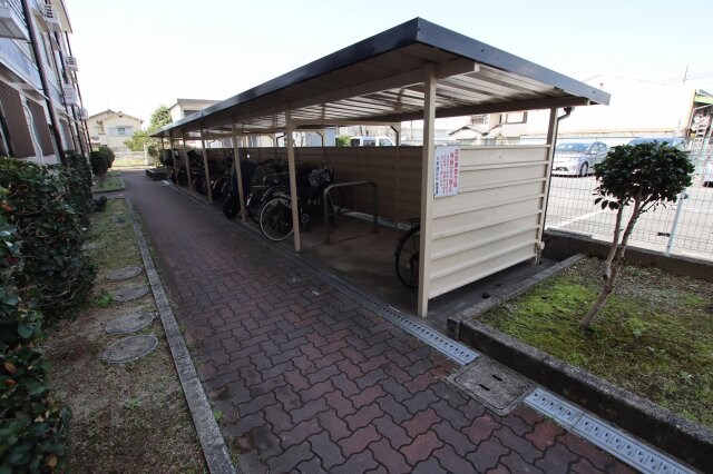 物件内観写真4　(駐輪場)