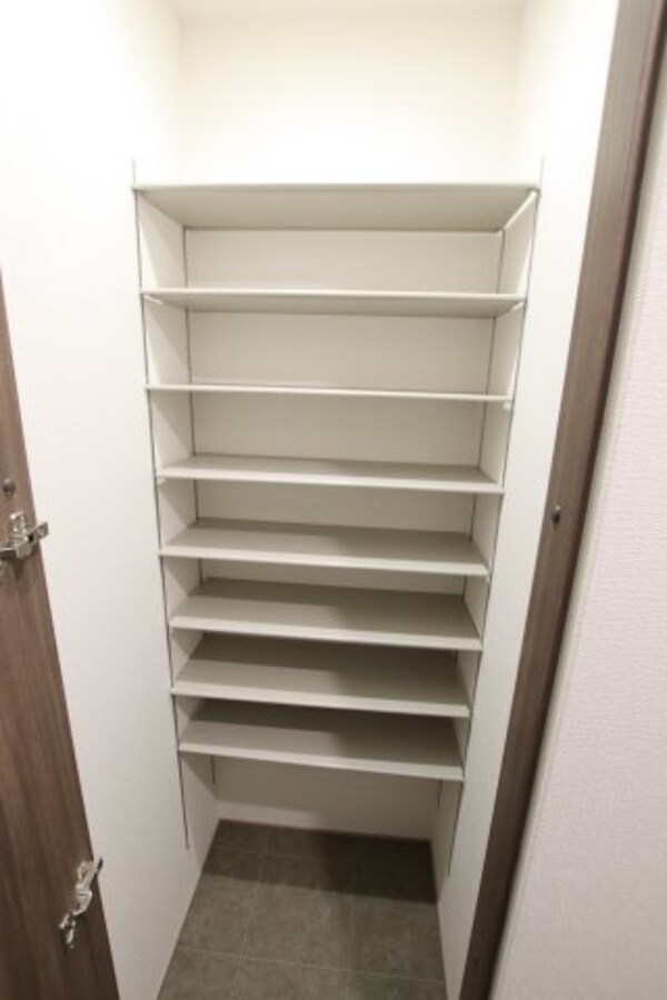 収納(天井高シューズクローク)