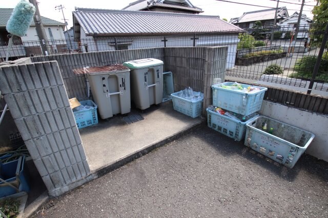 物件内観写真6　(敷地内ごみ置き場)