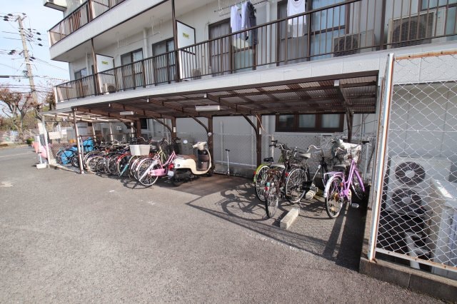 物件内観写真4　(駐輪場)