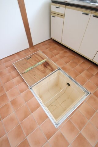 物件内観写真13　(床下収納)