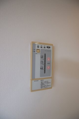 物件内観写真18　(給湯器リモコン)