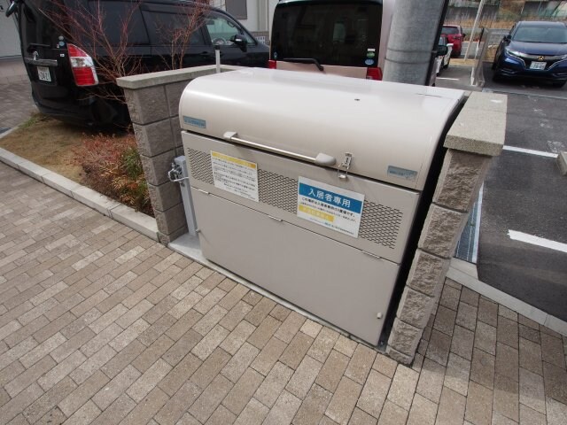 物件内観写真5　(敷地内ゴミ捨場)