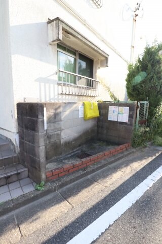 物件内観写真5　(敷地内ごみ置き場)