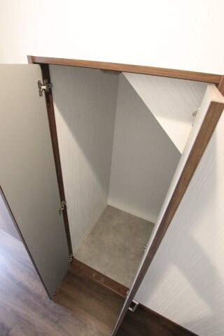 物件内観写真13　(階段収納)