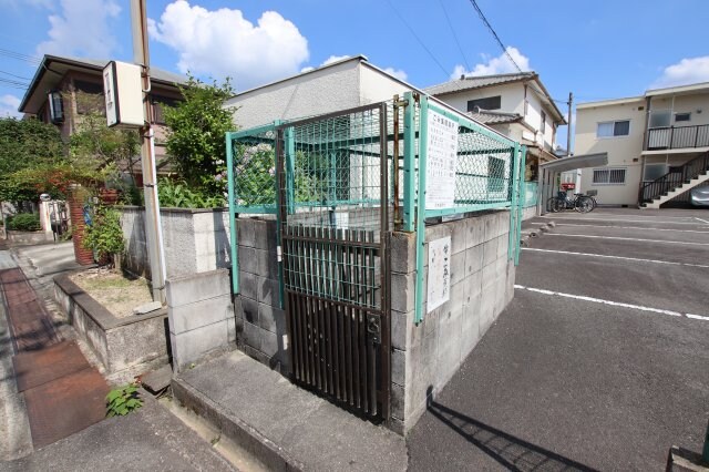 物件内観写真5　(敷地内ゴミ捨場)