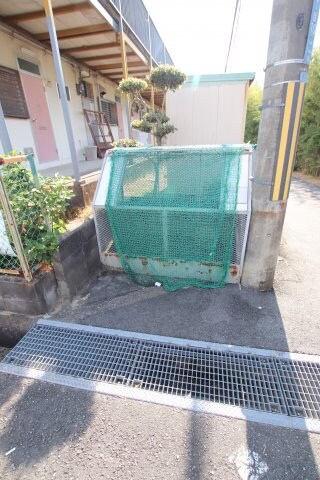 物件内観写真5　(敷地内ゴミ置き場)