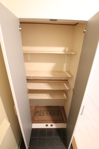 物件内観写真8　(玄関収納)