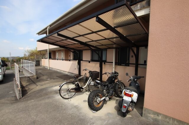 物件内観写真4　(駐輪場)