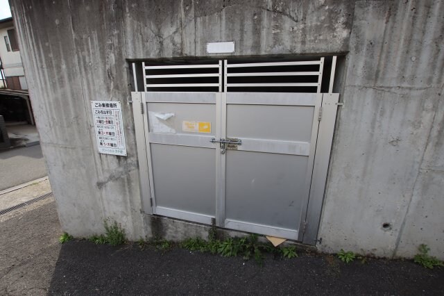 物件内観写真5　(敷地内ゴミ置き場)