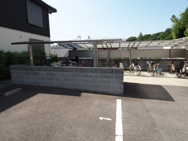 物件内観写真4　(駐輪場)