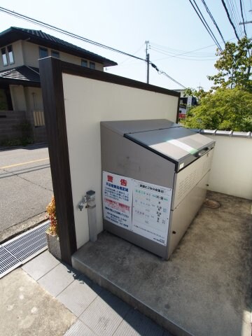 物件内観写真5　(敷地内ゴミ捨場)