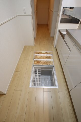 物件内観写真21　(床下収納庫)