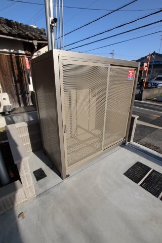 物件内観写真3　(敷地内ゴミ捨場)