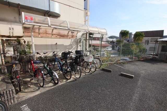 物件内観写真4　(駐輪場)