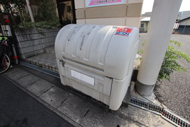 物件内観写真5　(敷地内ゴミ捨場)