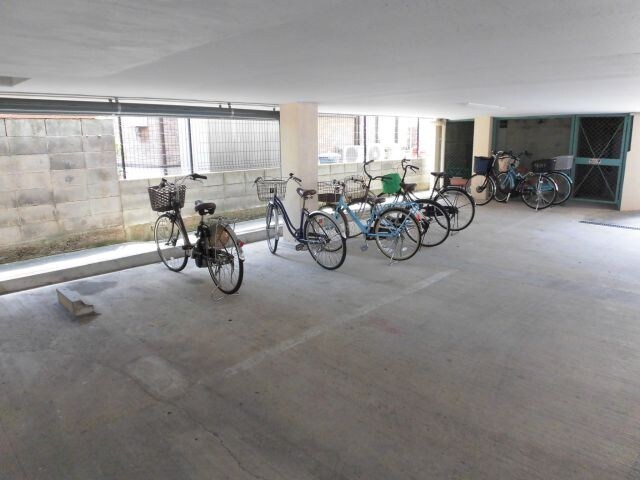 物件内観写真5　(駐輪場)