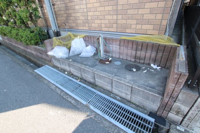 物件内観写真5　(敷地内ゴミ捨場)