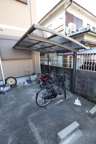 物件内観写真4　(駐輪場)