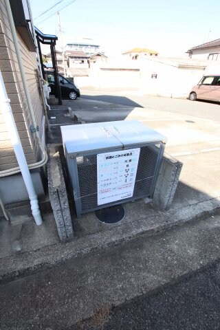 物件内観写真5　(敷地内ゴミ捨場)