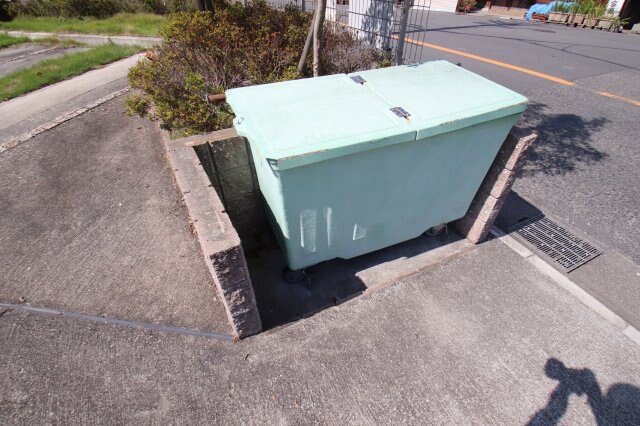 物件内観写真5　(敷地内ゴミ置き場)