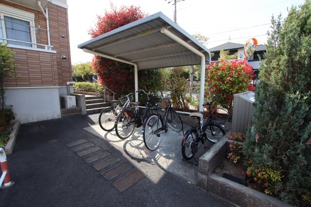 物件内観写真4　(駐輪場)