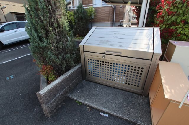 物件内観写真5　(敷地内ゴミ捨場)