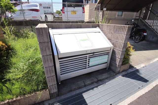 物件内観写真5　(敷地内ゴミ捨場)