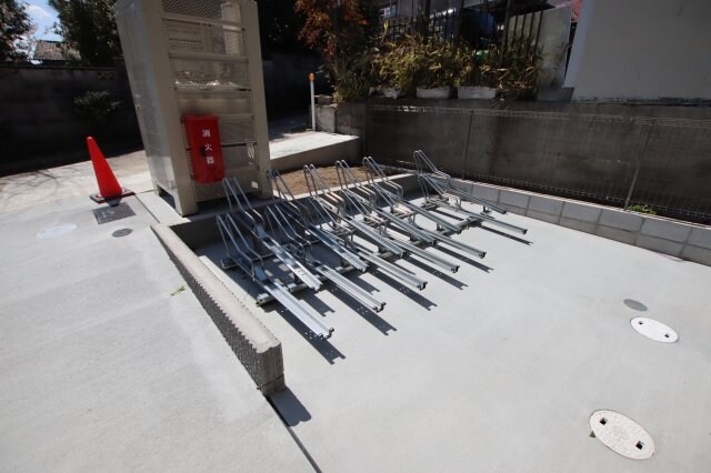 物件内観写真4　(駐輪場)