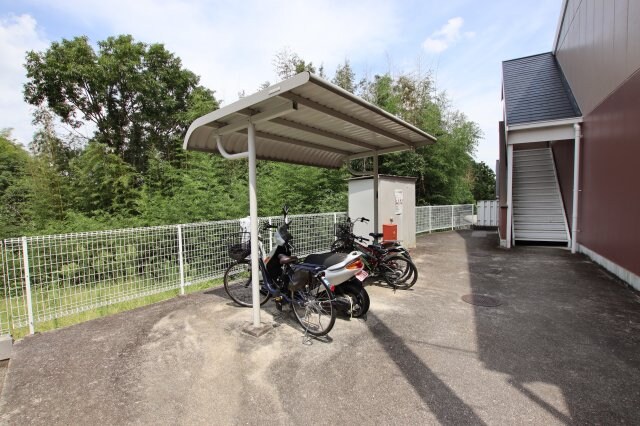 物件内観写真4　(駐輪場)
