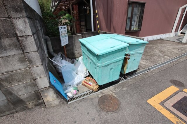 物件内観写真5　(敷地内ゴミ捨場)