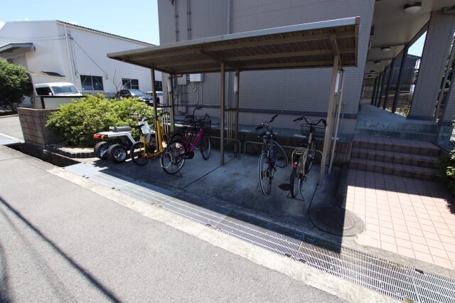 物件内観写真4　(駐輪場)