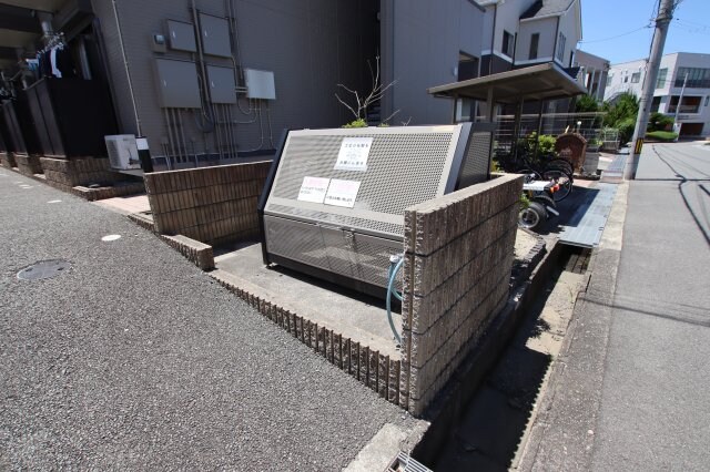 物件内観写真5　(敷地内ゴミ捨場)