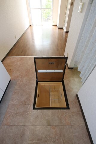 物件内観写真8　(床下収納)