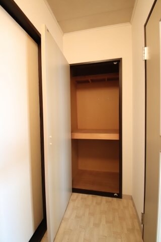 物件内観写真8　(玄関収納)