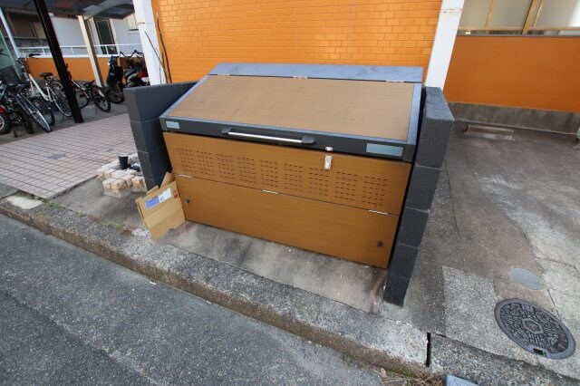 物件内観写真5　(敷地内ゴミ置場)