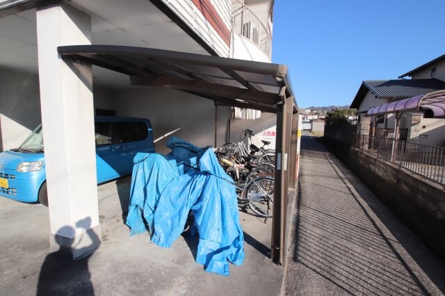 物件内観写真3　(駐輪場)