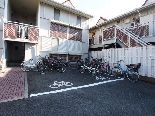 物件内観写真4　(駐輪場)