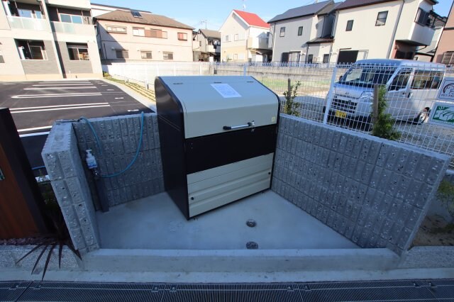 物件内観写真5　(敷地内ゴミ捨場)