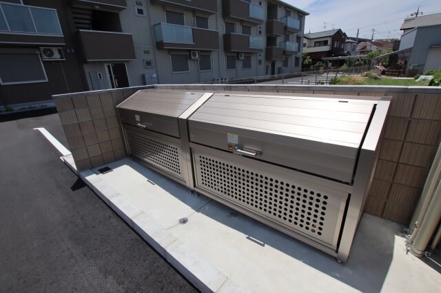 物件内観写真5　(敷地内ゴミ捨場)