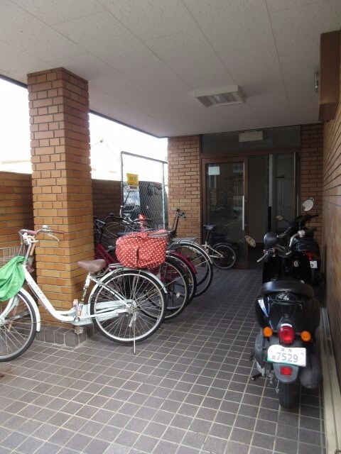 物件内観写真4　(駐輪場)