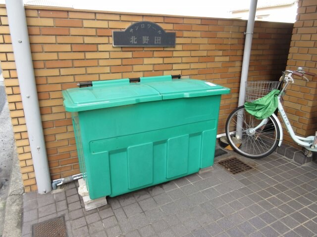 物件内観写真5　(敷地内ゴミ置場)