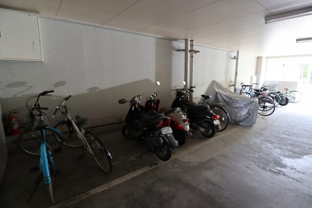 物件内観写真4　(駐輪場)