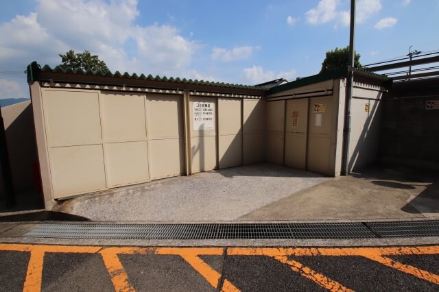 物件内観写真5　(敷地内ゴミ置き場)