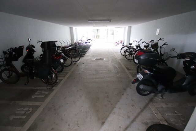 物件内観写真4　(駐輪場)