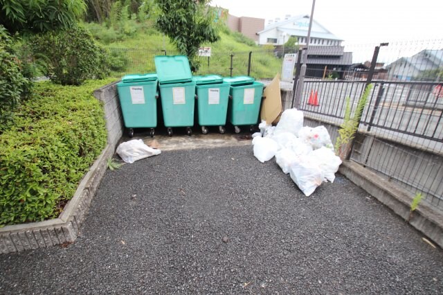 物件内観写真5　(敷地内ゴミ置き場)