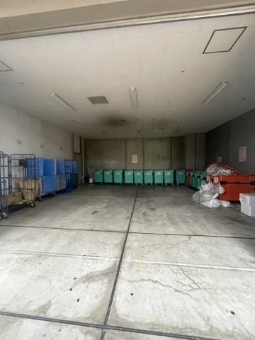 物件内観写真4　(敷地内ゴミ捨場)