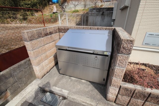 物件内観写真5　(敷地内ゴミ置き場)